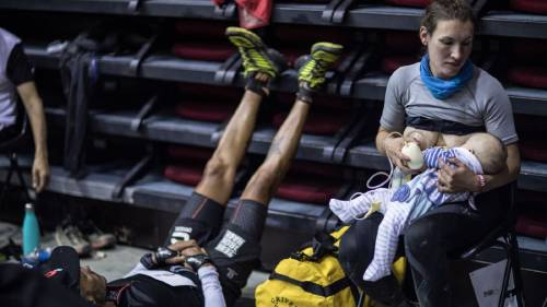 Esta atleta dio de amamantar en medio de la competencia