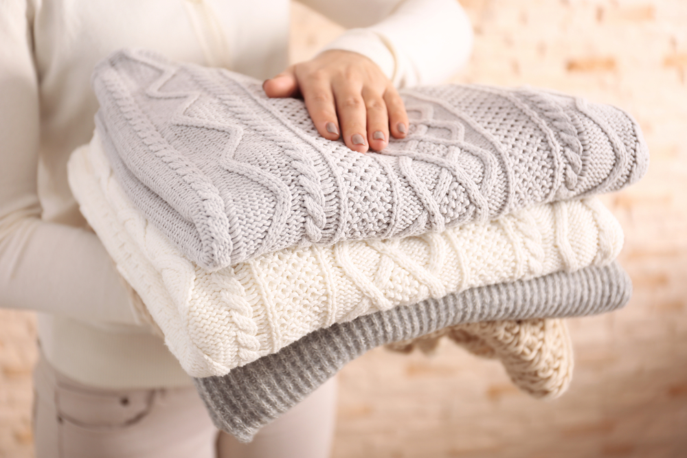 mujer ropa mano Mujer con ropa en la mano