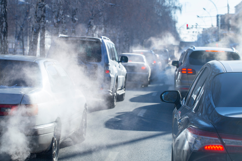 Trafico de vehículos generando mucha contaminación en el aire por el humo