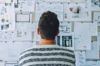 Foto de Startup Stock Photos en Pexels Persona frente a tablero de design thinking