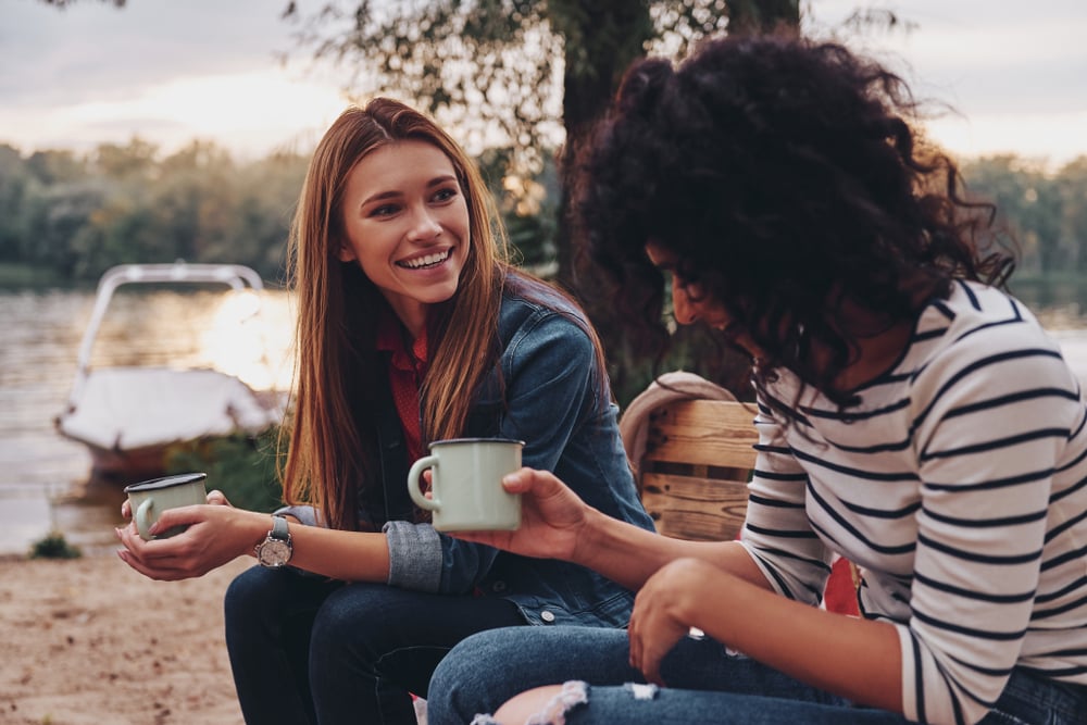 Dos mujeres conversan al aire libre