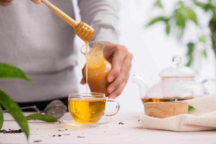 Agua con miel para tratar la gastritis