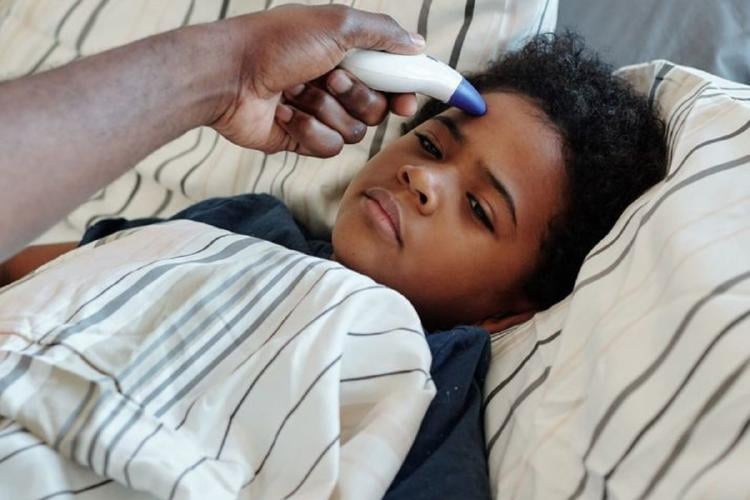 niño enfermo Un estudio publicado en The Lancet y liderado por científicos del Reino Unido estima que unos 23.000 niños siguen infectados con el virus a los cinco años de vida. (PINTEREST)