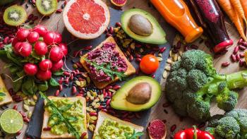 mesa con frutas y verduras veganismo
