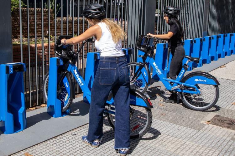 Ecobici.jpg La movilidad sustentable es un eje clave del mundo en el que vivimos y por eso cada vez se piensan más medidas para que impliquen reutilizar y generar un impacto positivo en el ambiente.