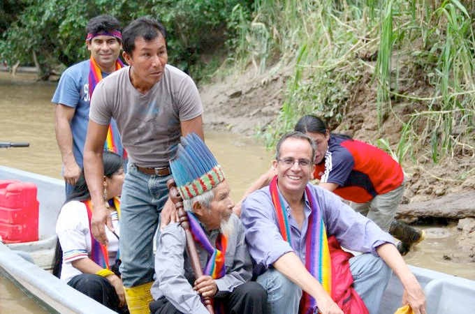 Alberto Acosta en 2013 junto a Sabino Gualinga, líder de la comunidad Kichwa Sarayaku en la Amazonía ecuatoriana | Crédito: Alberto Acosta.