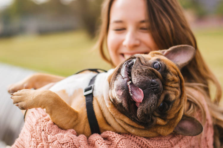 Una mujer abraza a su perro