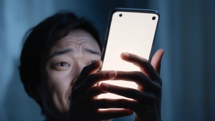 hombre con celular Pánico sin señal: qué es la nomofobia, el trastorno que explotó tras el apagón en Europa?. (Foto: IA)