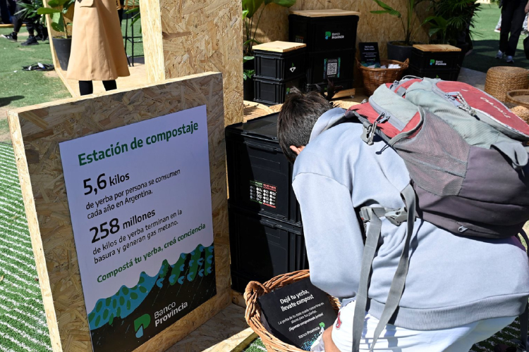 Banco Provincia Al igual que en otras exposiciones en las que participa el Banco, se realizarán las clásicas mateadas, donde cada persona se lleva su mate de regalo.