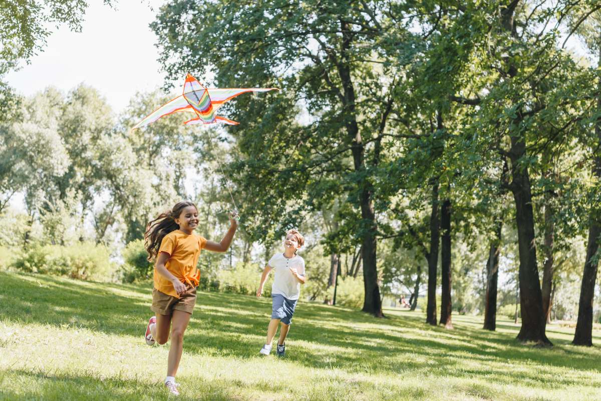 Niños jugando naturaleza