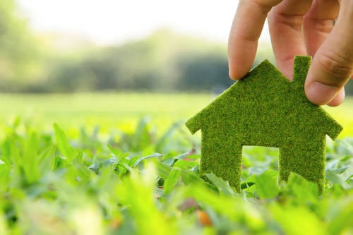 símbolo verde al aire libre de una casa ecológica