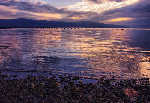 Reaparece una iglesia hundida por la baja contaminación de un lago en Turquía