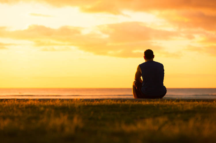 hombre atardecer