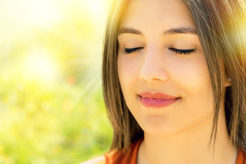 mujer ojos cerrados