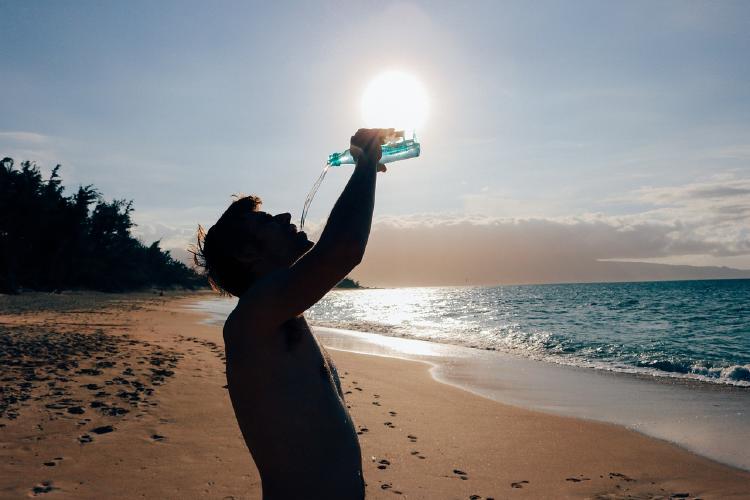 cuánta agua hay que tomar por día