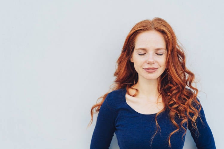 mujer ojos cerrados Una mujer pelirroja con los ojos cerrados
