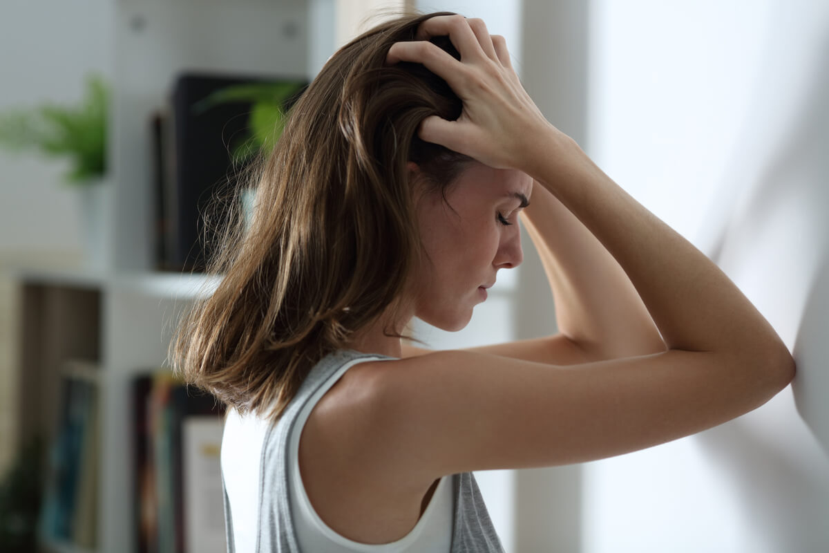 mujer ansiedad manos cabeza