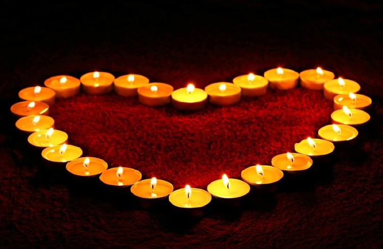 Velas dispuestas en forma de corazón