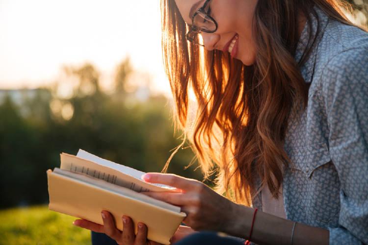 Una mujer leyendo al aire libre