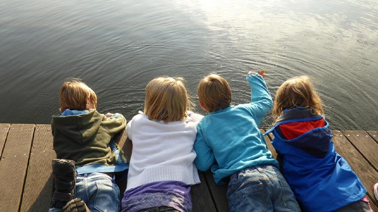 Niños en el lago