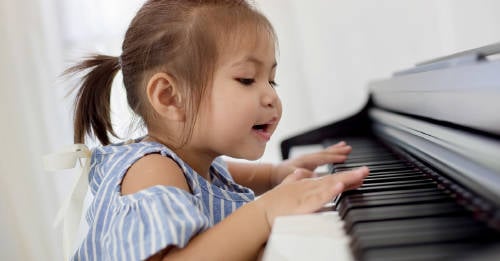 2 años escribe poesia piano niños superdotados