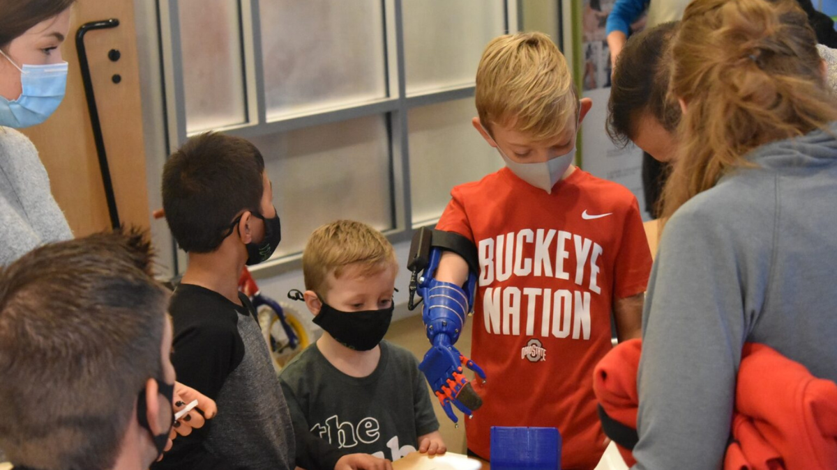 prótesis Gracias a esta iniciativa, más de 250 colombianos recuperaron su movilidad y calidad de vida (Foto: IA)