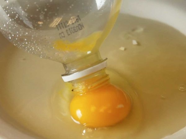 how-to-separate-egg-yolk-with-a-water-bottle