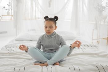 Niña practicando meditación