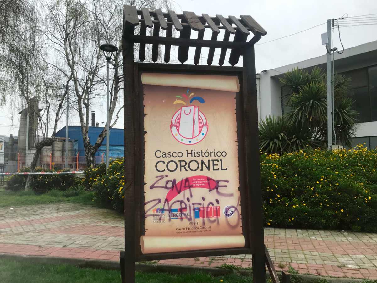 Coronel zona de sacrificio Marquesina con la inscripción de Coronel zona de sacrificio