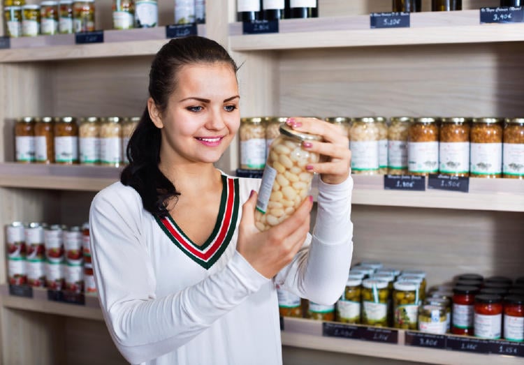 mujer mira etiquetas video consumo responsable