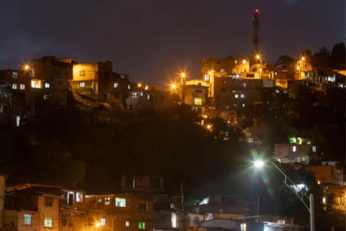 apagon La región atraviesa una crisis sin precedentes en el sector energético, marcada por cortes de hasta 20 horas, olas de calor extremas que agravan la demanda y sistemas eléctricos obsoletos.(Foto: El Colombiano)