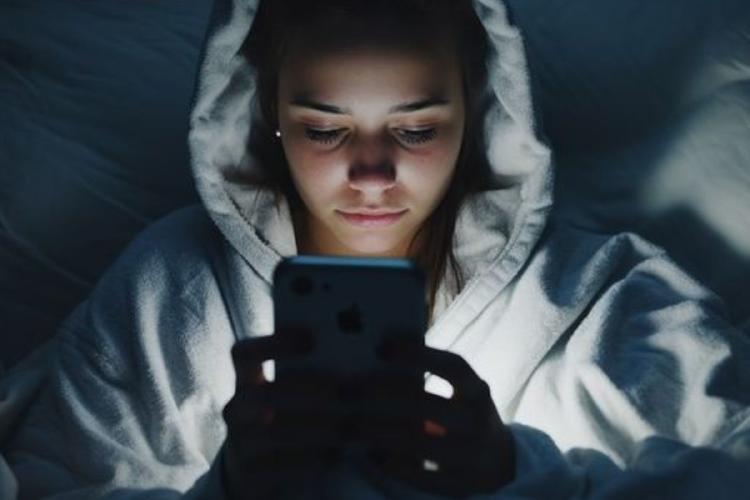 mujer celular El uso prolongado del celular en entornos oscuros exige un esfuerzo extra a los ojos. Esto puede causar visión borrosa, sequedad ocular, ardor e incluso dolores de cabeza. (PINTEREST)