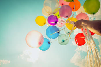 globos de muchos colores vuelan hacia el cielo