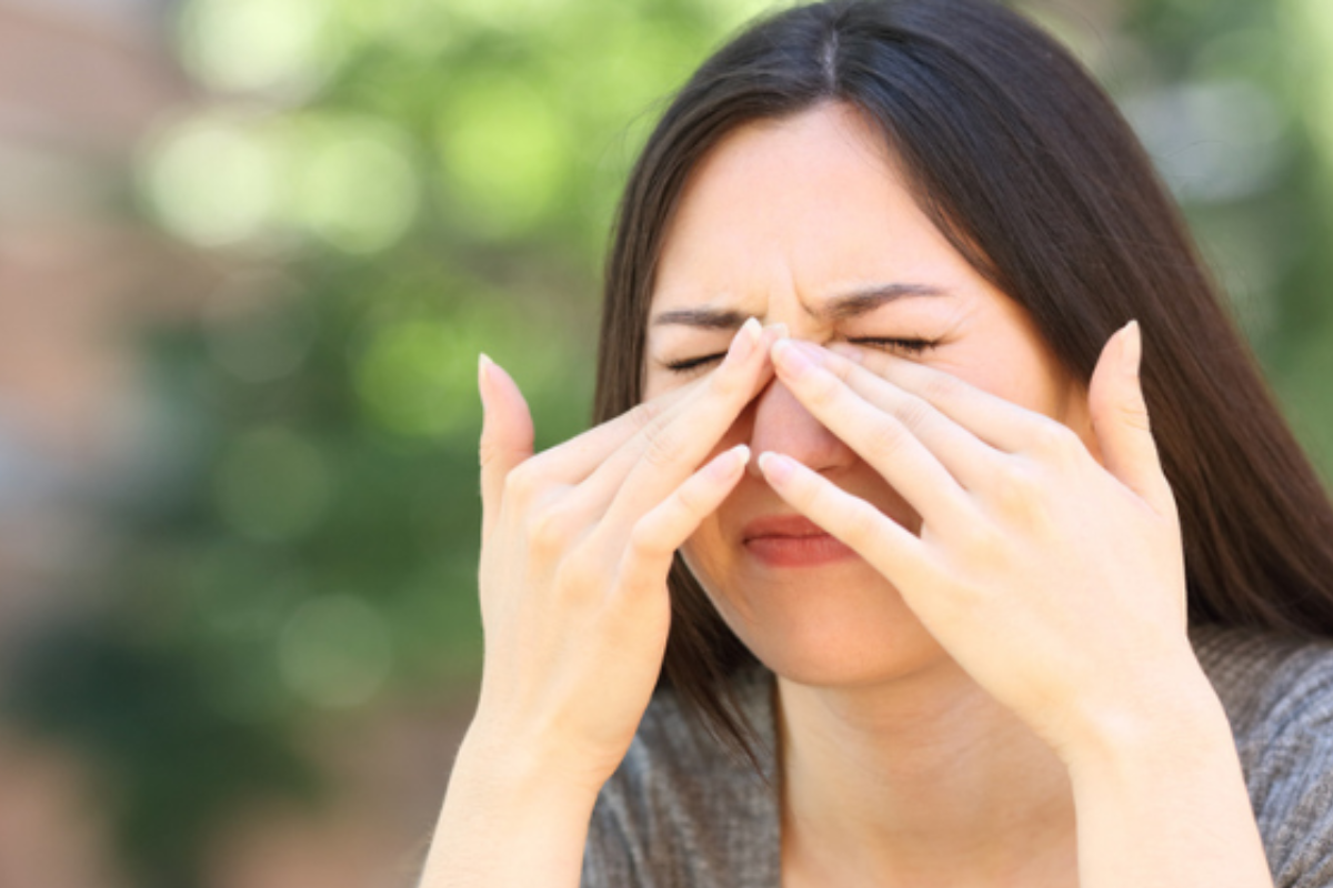 sequedad ojos El aumento de la contaminación y las alergias estacionales no solo afecta tu respiración: también castiga a tus ojos. Enrojecimiento, picazón y sequedad ocular son cada vez más comunes. (Imagen: IA)
