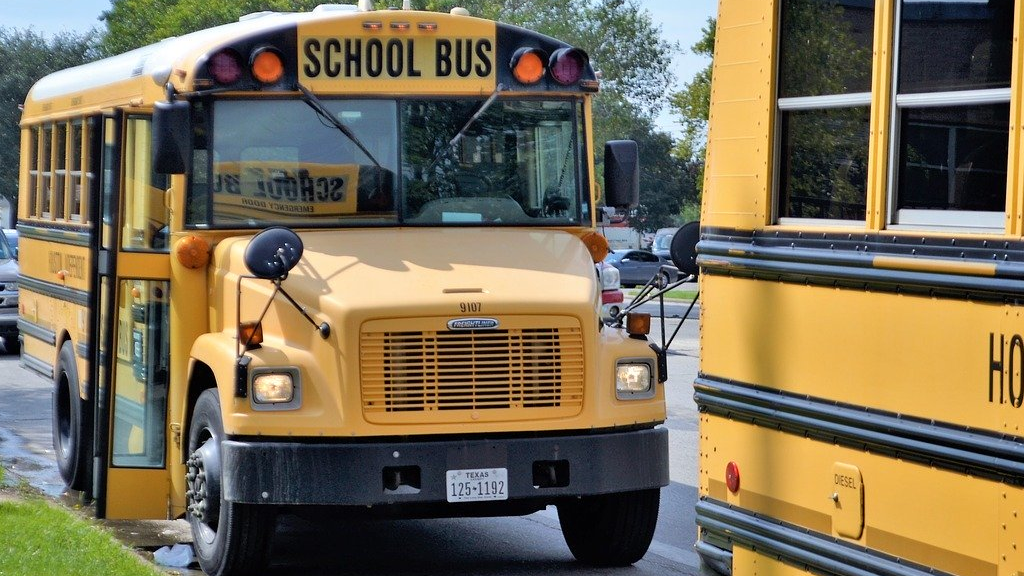 school buses 2801134_1280