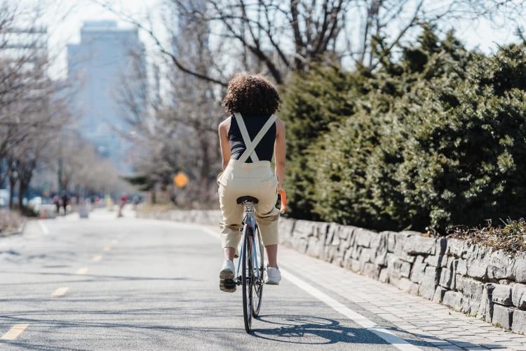 persona andando bicicleta calle