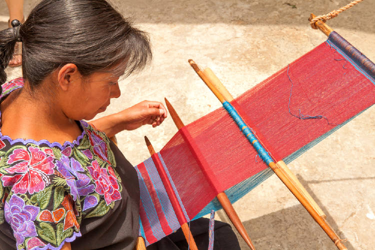 mujer teje huipil