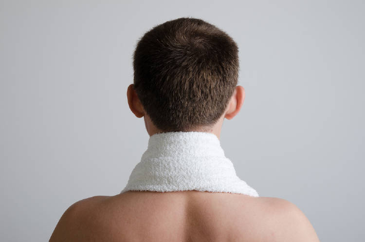 hombre joven toalla cuello hombre joven toalla cuello