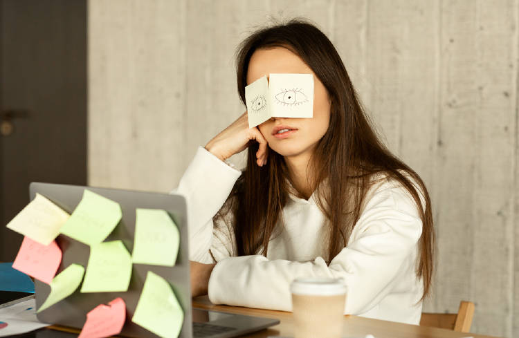 mujer trabajo cansada