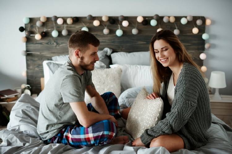 pareja hablar cama Una pareja hablando en la cama