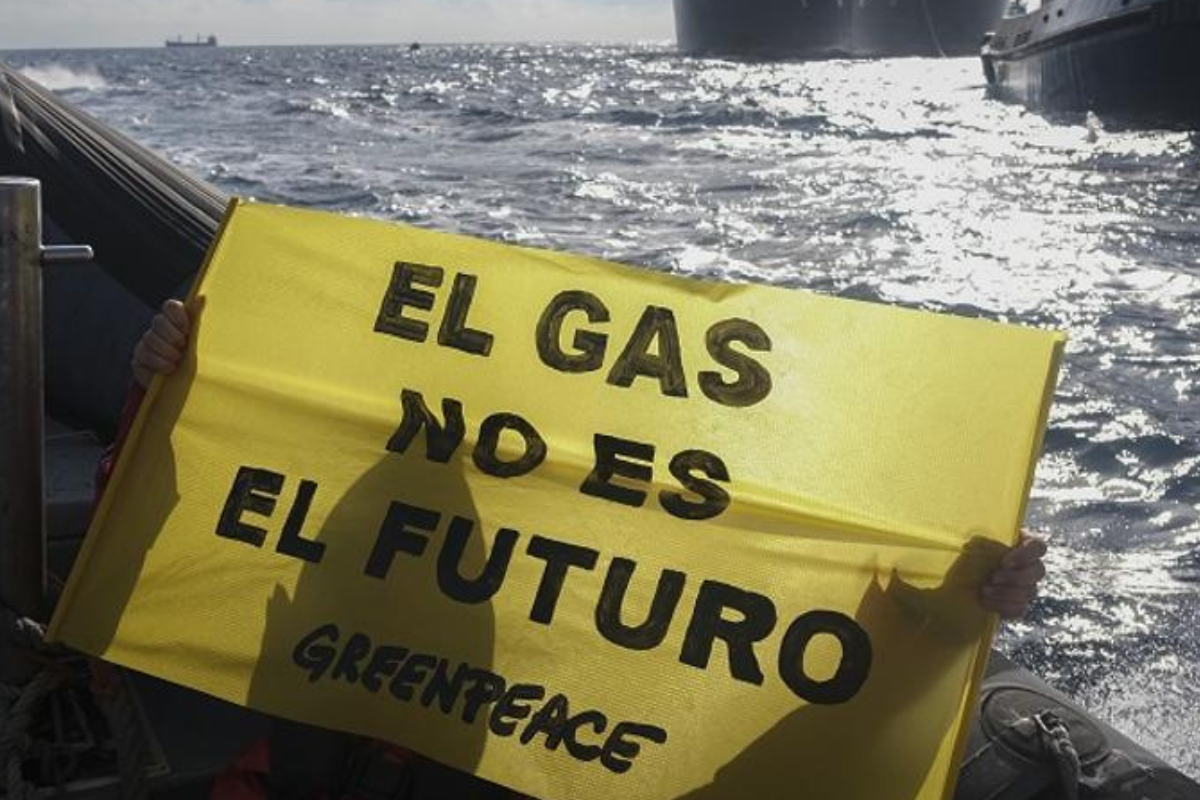 campaña greenpeace Un momento de la acción llevada a cabo por Greenpeace en el puerto de Sagunto. (Foto: eldiario.es)
