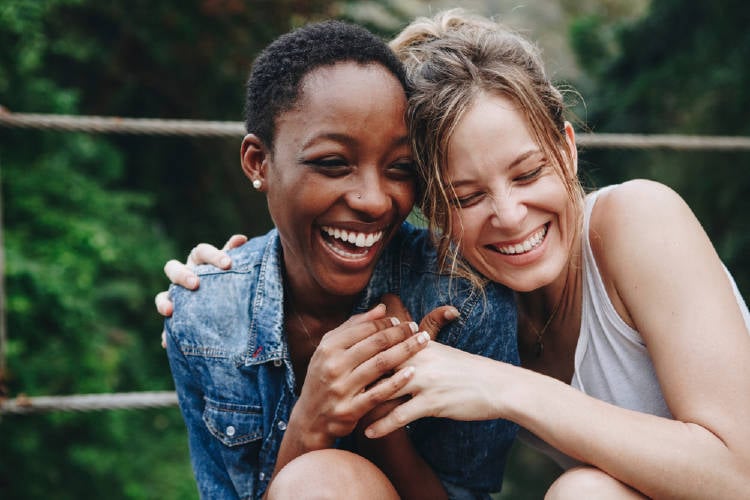 amigas abrazo lesbianas pareja