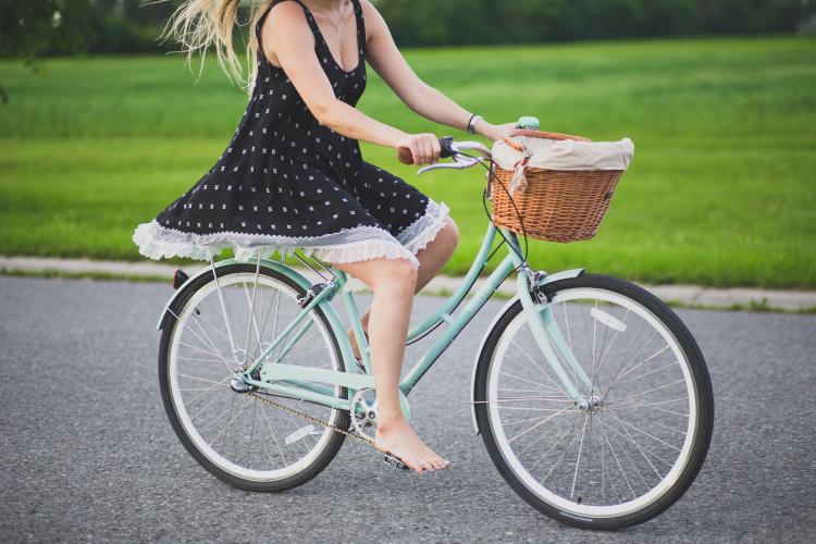 Mujer en bicicleta.