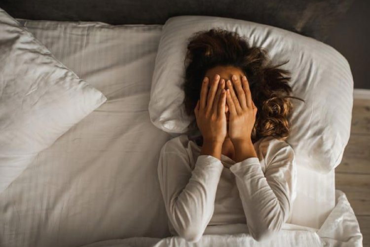 dormir mal El calor extremo está afectando tu sueño más de lo que pensás: no solo lo sufrís durante el día, también te está quitando el reposo. (Foto: Pinterest)