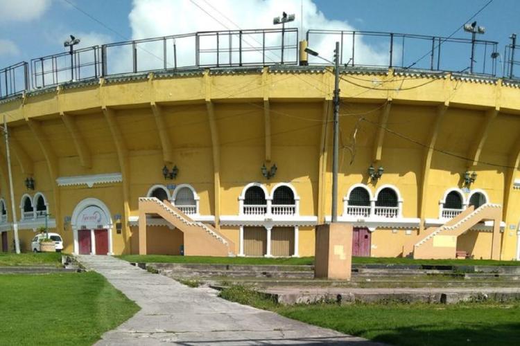 plaza de toros Ubicada en un predio privado, colindante con el proyecto municipal Quitopía —que busca recuperar espacios abandonados para recreación— la Plaza no cuenta con la protección de un bien patrimonial. (PINTEREST)