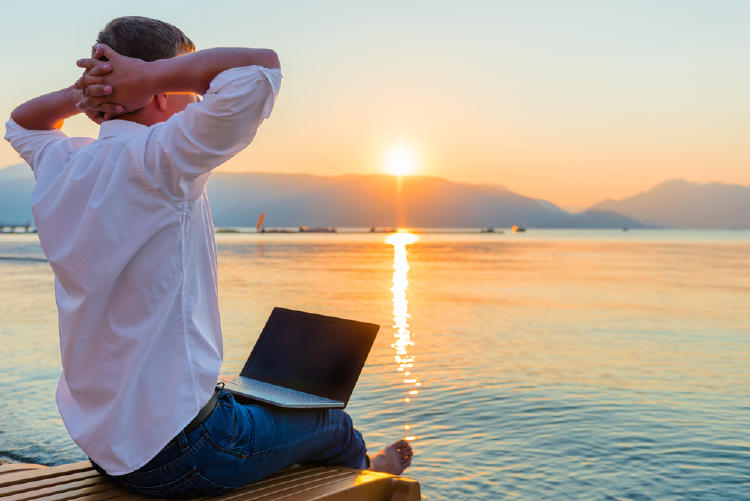 hombre trabajando atardecer