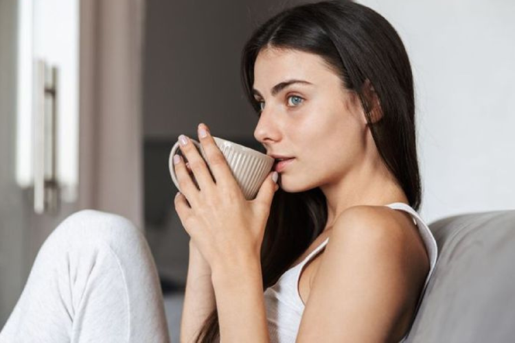 Mujer con taza de te Un reciente estudio realizado por la Universidad de Harvard, reveló 4 hábitos para empezar con energía (Foto: Pinterest)