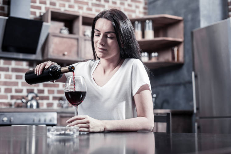 mujer toma vino mujer toma vino