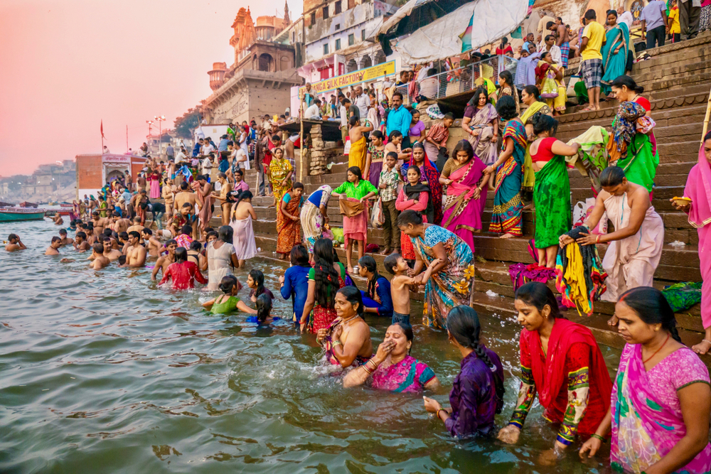 varanasi, india hinduistas se bañan en el ganges, el rio sagrado en Varanasi, India
