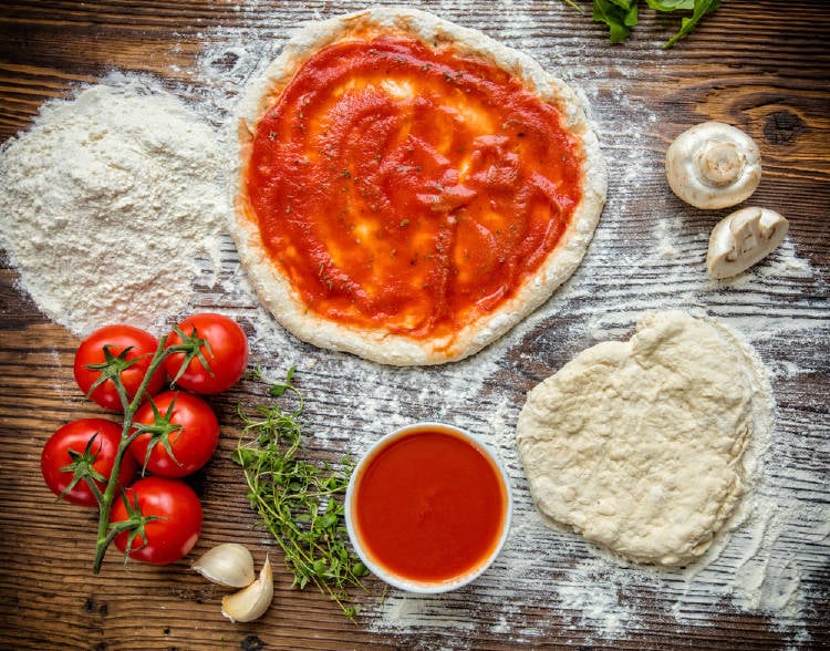 Masa de pizza con salsa de tomate